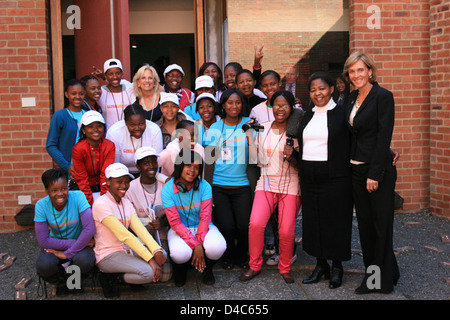 Dr. Jill Biden and Liz Berry Gips With South African Students Stock Photo