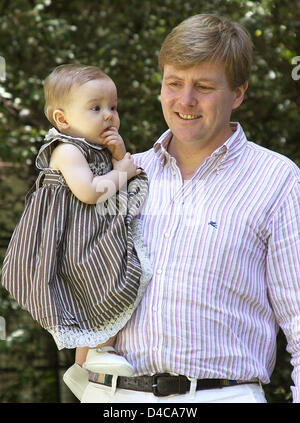 Crown Prince Willem-Alexander poses with his youngest daughter, Princess Ariane, during their visit to the family of Princess Maxima in Buenos Aires, 22 December 2007. Ariane, born 10 April 2007, was brought to a private hospital in San Carlos (Argentina) due to lung problems. Photo: Albert Nieboer (ATTENTION: Netherlands out!) Stock Photo