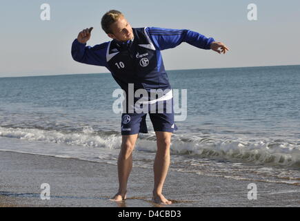 Ivan Rakitic of Bundesliga club FC Schalke 04 throws a stone into the sea at the beach in Belek near Antalya, Turkey, 10 January 2008. The team stays in Belek for a training camp until 13 January. Photo: ACHIM SCHEIDEMANN Stock Photo