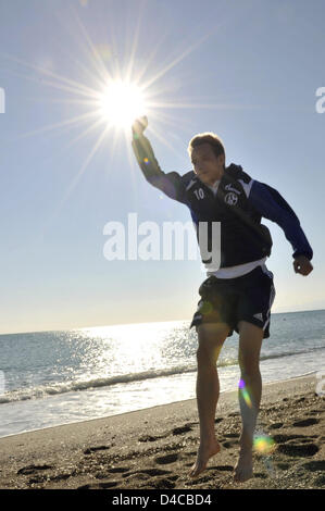 Ivan Rakitic of Bundesliga club FC Schalke 04 is pictured midair at the beach in Belek near Antalya, Turkey, 10 January 2008. The team stays in Belek for a training camp until 13 January. Photo: ACHIM SCHEIDEMANN Stock Photo