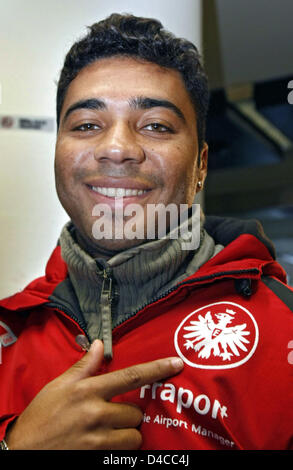 Bundesliga club Eintracht Frankfurt new signed attacking midfielder Caio cheers his new club's logo as he arrives at the airport of Frankfurt Main, Germany, 15 January 2008. The 21-year-old penned a four-years contract the previous day with Eintracht Frankfurt, that signed their preferred player from Brazilian Serie A top side SE Palmeiras of Sao Paulo, SP for roughly four million  Stock Photo