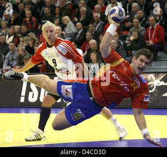 Tamas Ivancsik (L) of Hungary watches Spain's JUlen Akizu Aguinagalde (R) throw the ball during the EHF Euro 2008 group C match Spain v Hungary at Haukelans hall of Bergen, Norway, 17 January 2008. Photo: Jens Wolf