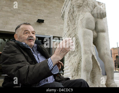 Austrian artist Alfred Hrdlicka gestures in front of one his sculptures outside the 'Kunsthalle' art exhibition hall in Schwaebisch Hall, Germany, 18 January 2008. 'Kunsthalle Wuerth' honours the Austrian sculpturor, painter and drawer who just turned 80 with a comprehensive retrospective. Alfred Hrdlicka was born on 27th February 1928 as son of a Viennese trade union functionary.  Stock Photo