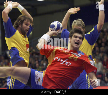 Sweden's Magnus Jernemyr (L) and Oscar Carlen (R) cannot stop Spain's Julen Aguinagalde Akizu during the second stage match Spain vs Sweden at the Handball Euro 2008 in Trondheim, Norway, 23 January 2008. Photo: JENS WOLF