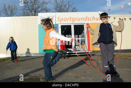 Pupils of Germany's first primary school focussing on sports play on the schoolyard in Freiburg, Germany, 25 January 2008. Photo: PATRICK SEEGER Stock Photo