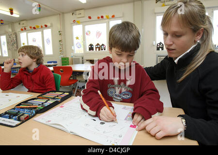 Pupils and their teacher solve tasks in Germany's first sports primary school in Frieburg, Germany, 25 January 2008. The educational aim of the school is directed towards combining motion with the established contents of teaching. Photo: Patrick Seeger Stock Photo