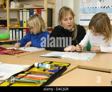 Pupils and their teacher solve tasks in Germany's first sports primary school in Frieburg, Germany, 25 January 2008. The educational aim of the school is directed towards combining motion with the established contents of teaching. Photo: Patrick Seeger Stock Photo