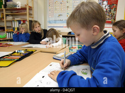 Pupils and their teacher solve tasks in Germany's first sports primary school in Frieburg, Germany, 25 January 2008. The educational aim of the school is directed towards combining motion with the established contents of teaching. Photo: Patrick Seeger Stock Photo