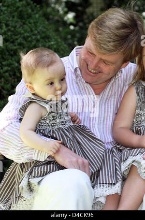 Crown Prince Willem-Alexander poses with his youngest daughter, Princess Ariane, during their visit to the family of Princess Maxima in Buenos Aires, 22 December 2007. Ariane, born 10 April 2007, was brought to a private hospital in San Carlos (Argentina) due to lung problems. Photo: Albert Nieboer (ATTENTION: Netherlands out!) Stock Photo