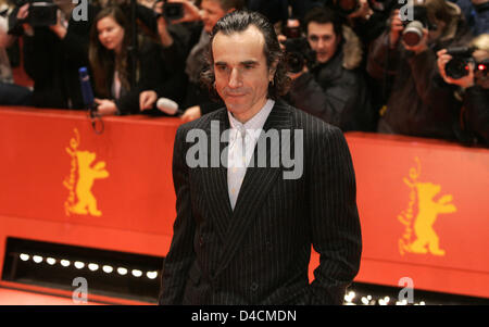 British actor Daniel Day-Lewis poses for photos arrives for the premiere of his film 'There Will Be Blood' at the 58th Berlin International Film Festival in Berlin, Germany, 08 February 2008. The film is running in competition for the Golden and Silver Bears at the 58th Berlinale. Photo: Joerg Carstensen Stock Photo