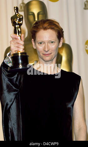 Winner for Best Supporting Actress, Tilda Swinton, poses in the photo press room of the 80th Academy Awards at Hotel Renaissance in Hollywood, Los Angeles, USA, 24 February 2008. Photo: Hubert Boesl Stock Photo