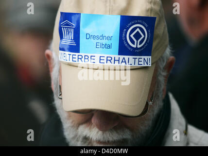A man wears a baseball cap with a sticker sayin 'Dresdner Elbtal - Welterbe erhalten!' ('Dresden Elbe Valley - Preserve world heritage!') during a demonstartion of about 15,000 people against the Waldschloesschen bridge that is currently being built over the Elbe river in Dresden, 9 March 2008. The Dresden Elbe Valley is on the list for endangered world heritage siote since the beg Stock Photo