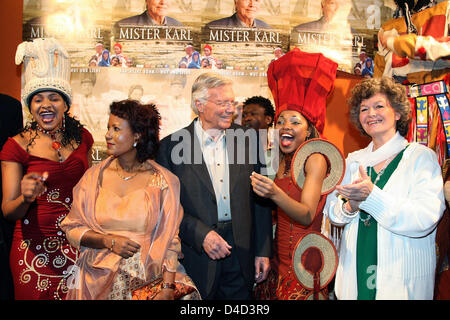 Austrian actor and founder of aid organisation 'People for Peole' Karlheinz Boehm (C), his Ethiopian wife Almaz Teshome (2-L) and his ex-wife Gundula Blau (R) arrive for the premiere of 'Mister Karl' in Munich, Germany, 12 March 2008. The documentary shot for his 80th anniversary on 16 March shows the contrary stations of Mr. Boehm's life. Photo: Ursula Dueren Stock Photo