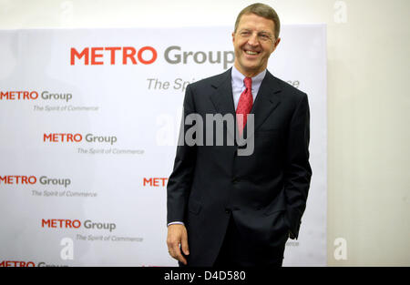 Metro Group CEO Eckhard Cordes smiles before the group's balance press conferernce in Duesseldorf, Germany, 18 March 2008. Germany's biggest retailing group prepapres the sale of its department store subsidiary Kaufhof. Photo: Rolf Vennenbernd Stock Photo