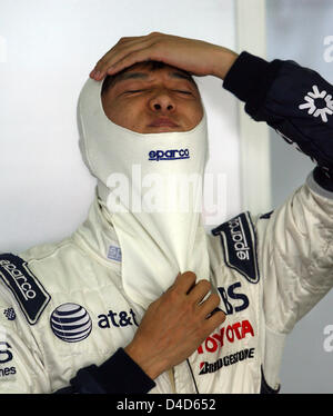 Japanese Formula One driver Kazuki Nakajima of Williams-Toyota puts on his fireproof balaclava during the first practice session at Sepang International Circuit near Kuala Lumpur, Malaysia, 21 March 2008. The 2008 Formula 1 Malaysian Grand Prix will be held on 23 March. Photo: Roland Weihrauch Stock Photo