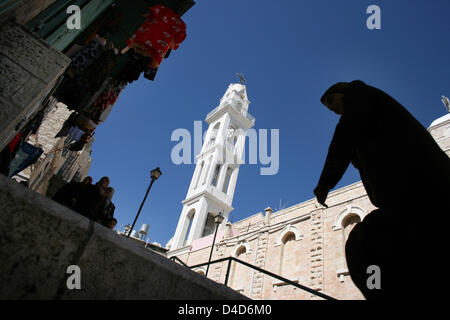 The picture shows people passing the St. Mary's Syrian Orthodox Church in Betlehem, Palestinian Territories, 28 February 2008. Photo: Rainer Jensen Stock Photo