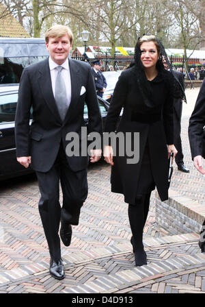 Crown Prince Willem-Alexander of the Netherlands (L) and his wife Princess Maxima of the Netherlands (R) arrive for a church service to commemorate Dutch World War II hero Erik Hazelhoff Roelfzema in Wassenaar, the Netherlands, 03 April 2008. Photo: Albert Nieboer (NETHERLANDS OUT) Stock Photo