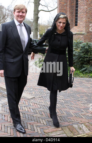 Crown Prince Willem-Alexander of the Netherlands (L) and his wife Princess Maxima of the Netherlands (R) arrive for a church service to commemorate Dutch World War II hero Erik Hazelhoff Roelfzema in Wassenaar, the Netherlands, 03 April 2008. Photo: Albert Nieboer (NETHERLANDS OUT) Stock Photo