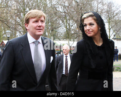 Crown Prince Willem-Alexander of the Netherlands (L) and his wife Princess Maxima of the Netherlands (R) arrive for a church service to commemorate Dutch World War II hero Erik Hazelhoff Roelfzema in Wassenaar, the Netherlands, 03 April 2008. Photo: Albert Nieboer (NETHERLANDS OUT) Stock Photo