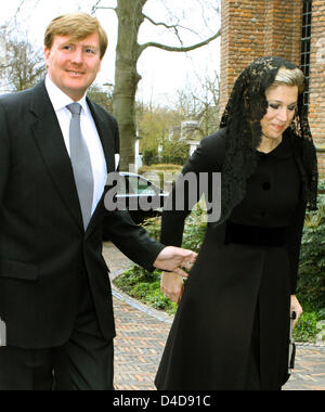 Crown Prince Willem-Alexander of the Netherlands (L) and his wife Princess Maxima of the Netherlands (R) arrive for a church service to commemorate Dutch World War II hero Erik Hazelhoff Roelfzema in Wassenaar, the Netherlands, 03 April 2008. Photo: Albert Nieboer (NETHERLANDS OUT) Stock Photo