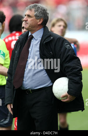 Cottbus head coach Bojan Prasnikar pictured in the German Bundesliga match Energie Cottbus v Arminia Bielefeld at Stadium of Friendship in Cottbus, Germany, 12 April 2008. Cottbus won the match 1-0. Photo: Thomas Eisenhuth Stock Photo