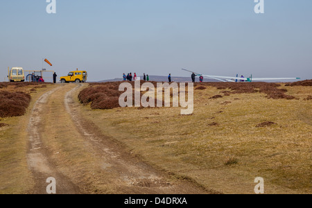 People and gliders at the Midland Gliding Club on the Long Mynd, near Church Stretton, Shropshire Stock Photo