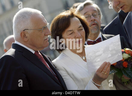 Czech President Vaclav Klaus (L) and his wife Livia Klausova look at a photo of the Berlin wall in front of the Brandenburg gate in Berlin, Germany, 24 April 2008. The is the second visit of Klaus as President to the German capital. Photo: RAINER JENSEN Stock Photo