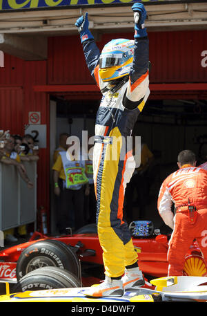 Spanish F1 driver Fernando Alonso of Renault rejoices after having clocked second fastest time in the final qualifying session at the Circuit de Catalunya in Montmelo near Barcelona, Spain, 26 April 2008. The Grand Prix of Spain will take place here on Sunday 27 April. Photo: GERO BRELOER Stock Photo