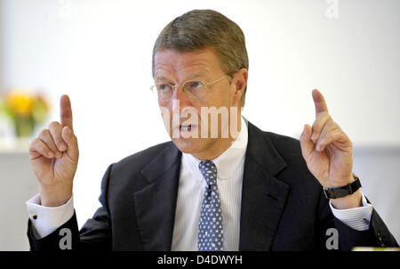 CEO of Metro Group Eckhard Cordes gestures in Duesseldorf, Germany, 29 April 2008. The wholesale group presented at a press conference a plus in turnovers of 7.3 per cent to 15.6 billion euro. Photo: ACHIM SCHEIDEMANN Stock Photo