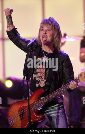 US musician Suzi Quatro performs during the taping of German private TV station RTL's 50th 'Ultimate Chartshow' in Cologne, Germany, 29 April 2008. The anniversary issue to be aired in 02 May, 21:15 CET will present the 50 'most successful rock classics of all time'. Photo: JOERG CARSTENSEN Stock Photo