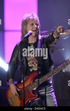 US musician Suzi Quatro performs during the taping of German private TV station RTL's 50th 'Ultimate Chartshow' in Cologne, Germany, 29 April 2008. The anniversary issue to be aired in 02 May, 21:15 CET will present the 50 'most successful rock classics of all time'. Photo: JOERG CARSTENSEN Stock Photo