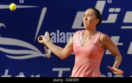 Serbian tennis player Jelena Jankovic is pictured in action during a third round WTA German Open match against Russian Maria Kirilenko in Berlin, Germany, 08 May 2008. Fourth-seeded Jankovic beat unseeded Kirilenko with 6-2 and 6-4. Photo: WOLFGANG KUMM Stock Photo