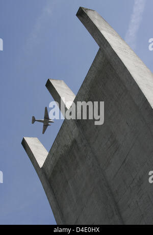 An aircraft of the type Douglas DC-3 Dakota ('raisin bomber') flies over the airlift monument at the Tempelhof airport during the 59th anniversary celebration of the end of the Berlin blockade in Berlin, Germany, 12 May 2008. After 462 days the Soviets abandoned the separation of the three western sectors of Berlin from all access ways on 12 May 1949. Prior to this the Americans an Stock Photo