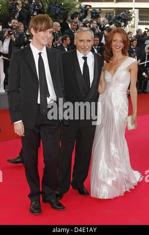 American actor Dennis Hopper (C), his son Henry Lee Hopper and his wife Victoria Duffy arrive for the screening of 'Blindness' opening the 61st Cannes Film Festival at the Palais des Festivals in Cannes, France, 14 May 2008. Blindness is one of the official competition movies. Photo: Hubert Boesl Stock Photo