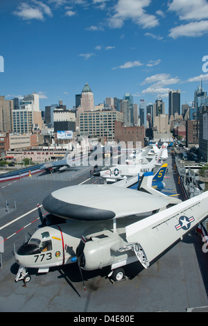 FIGHTER AIRPLANES ON FLIGHT DECK OF INTREPID SEA AIR AND SPACE MUSEUM MANHATTAN NEW YORK CITY USA Stock Photo