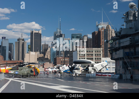HELICOPTERS ON FLIGHT DECK OF INTREPID SEA AIR AND SPACE MUSEUM MANHATTAN NEW YORK CITY USA Stock Photo