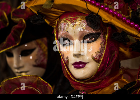 Uomo vestito da donna tradizionale maschera e costume per il Carnevale di  Venezia in piedi in Piazza San Marco, Venezia, Veneto, Italia Foto stock -  Alamy