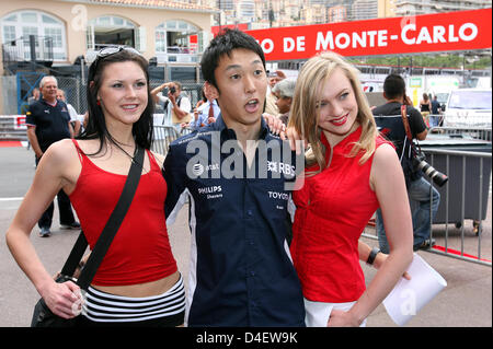 Japanese Formula One driver Kazuki Nakajima (C) of Williams poses with Latvian models Dana (L) and Anna (R) in Monte Carlo, Monaco, 21 May 2008. The Grand Prix will take place on 25 May. Photo: JENS BUETTNER Stock Photo