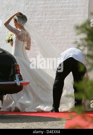 Marie Chevallier arrives for the church wedding of Prince Joachim and Marie Cavallier in Mogeltonder, Denmark, 24 May 2008. Photo: Albert Philip van der Werf (NETHERLANDS OUT) Stock Photo