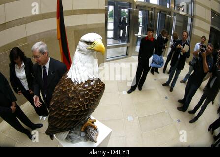 Media photograph the newly unveiled American Bald Eagle sculpture, created by Meissen Porcelain Manufactory workshops, in the entrance hall to the new US embassy in Berlin, Germany, 26 May 2008. The new building of the US embassy will officially open on 04 July 2008. Photo: JOHANNES EISELE Stock Photo