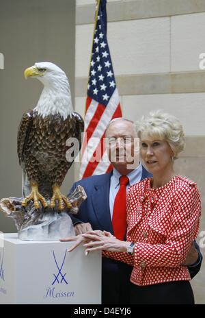 US ambassador to Germany William R. Timken and his wife Sue (R) pose next to a newly unveiled American Bald Eagle sculpture, created by Meissen Porcelain Manufactory workshops, in the entrance hall of the new US embassy in Berlin, Germany, 26 May 2008. The new building of the US embassy will officially open on 04 July 2008. Photo: JOHANNES EISELE Stock Photo