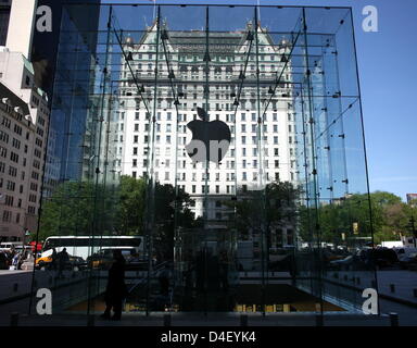 Entrace to the Apple Store open 24-7 on 5th Avenue of New York City, NY ...