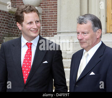 Christian Sigismund, Prince of Prussia, (R) and Georg Friedrich Ferdinand, Prince of Prussia (LR), great-grandson and great-great-grandson of former German emperor William II, smile during the opening of the exhibition 'The Emperor and Europe' at Castle Huis Doorn where the emperor lived between 1918 and 1941 in Doorn, the Netherlands, 29 May 2008. Photo: Albert Nieboer (NETHERLAND Stock Photo