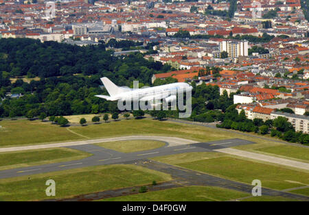 An Airbus A380 performs a low fly-over over Tempelhof airport in Berlin, Germany, 31 May 2008. The flight reminds of the Berlin Airlift 60 years ago. Photo: EADS/ARNDT Stock Photo