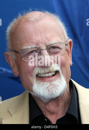 Singer Roger Whittaker pictured at the TV music show 'Immer wieder Sonntags' ('Sunday again and again') at Europapark in Rust, Germany, 01 June 2008. German public broadcaster ARD produces twelve episodes of the show. Photo: Patrick Seeger Stock Photo