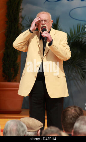 Singer Roger Whittaker performs at the TV music show 'Immer wieder Sonntags' ('Sunday again and again') at Europapark in Rust, Germany, 01 June 2008. German public broadcaster ARD produces twelve episodes of the show. Photo: Patrick Seeger Stock Photo