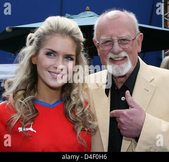 Singer Roger Whittaker poses with 'Miss EM' Dominika Huzvarova at the TV music show 'Immer wieder Sonntags' ('Sunday again and again') at Europapark in Rust, Germany, 01 June 2008. German public broadcaster ARD produces twelve episodes of the show. Photo: Patrick Seeger Stock Photo