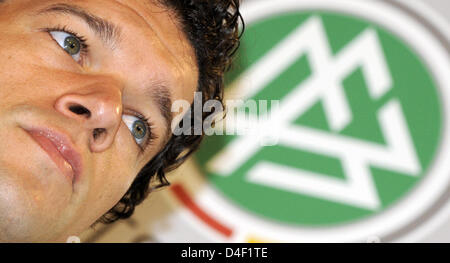 German captain Michael Ballack during the press conference of the German soccer team in Tenero near Locarno, Switzerland, 06, June 2008. Foto: Peter Kneffel dpa +++###dpa###+++ Stock Photo