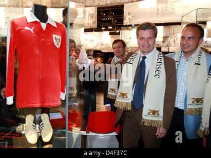 Prime Minister of the state of Baden-Wuerttemberg Guenther Oettinger (L) and former German international football player Hansi Mueller (R) are pictured with Mueller's original jersey at the exhibition 'Das Wunder von Bregenz' (The miracle of Bregenz) in Bregenz, Austria, 07 June 2008. From 7 till 29 June 2008 the 'Haus der Geschichte Baden-Wuerttemberg' presents an impression of Ge Stock Photo