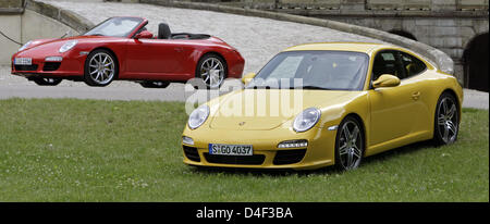 A Porsche 911 Carrera S Coupe (R) and a Porsche 911 Carrera S Convertible seen in front of Castle Monrepos in Ludwigsburg, Germany, 9 June 2008. Porsche presented its new 911 series, which is equipped with completely new engines. Photo: MARIJAN MURAT Stock Photo